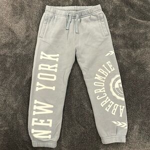 Abercrombie Sweat Set. Kids. 5/6. Light Blue